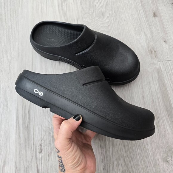 OOFOS | OOclog black monochrome recovery sporty clog sandal mules | WMS 9 - Picture 1 of 10